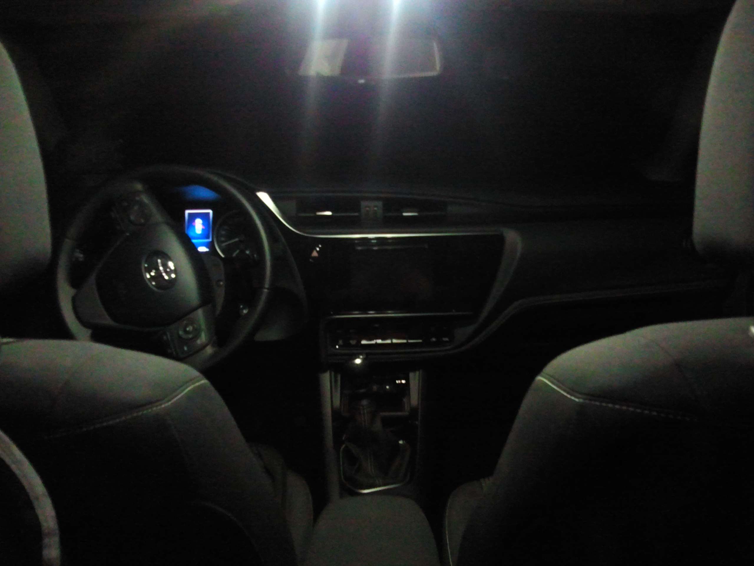 Toyota Corolla Biała Perła Zmiana wewnętrznego