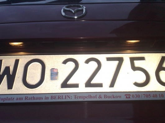 Mazda 323 - Wymiana Żarówek Podświetlenia Rejestracji • Blog Auta • Autowcentrum.pl